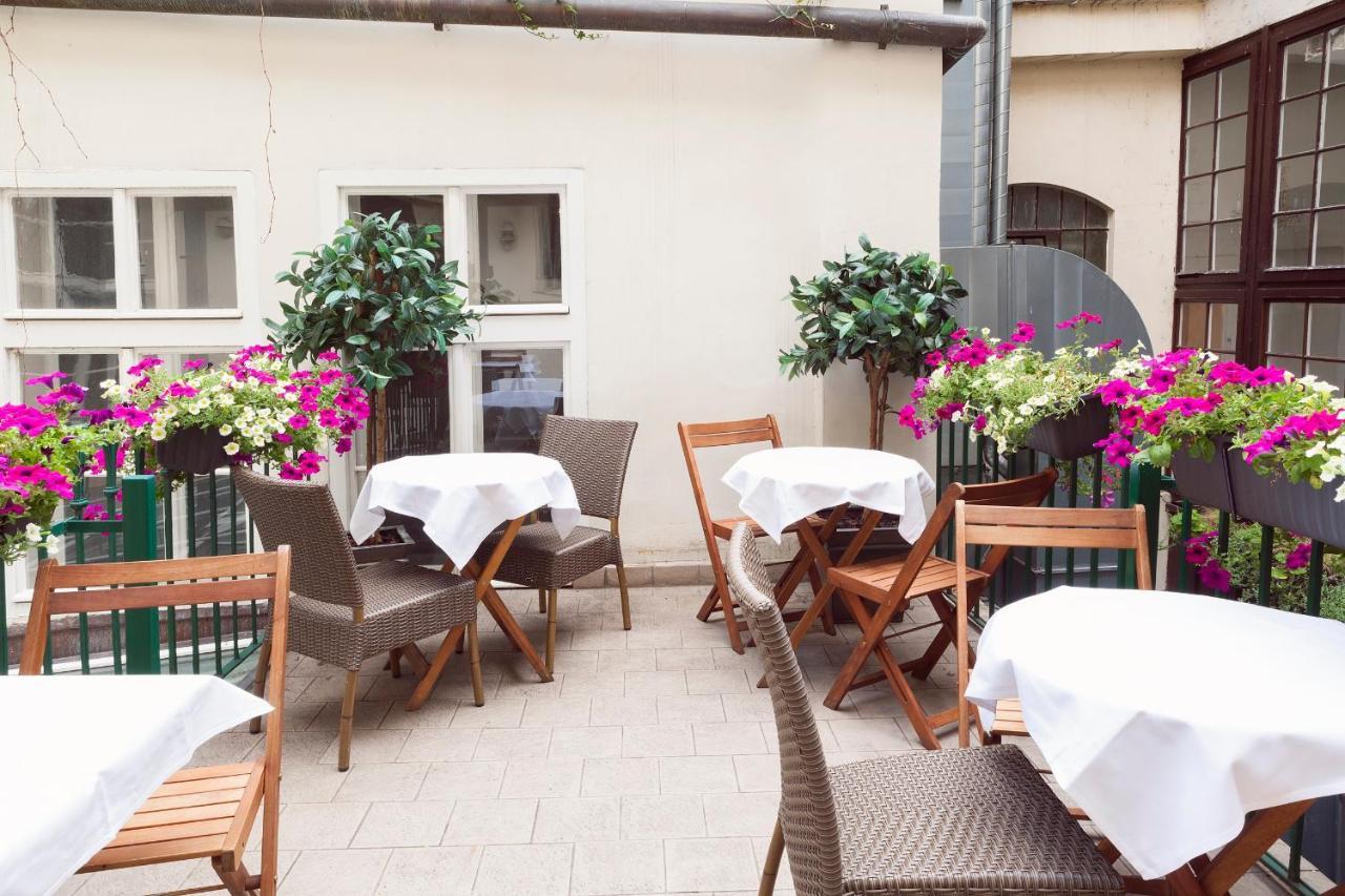 Old Town Square By Emblem Aparthotel 5*