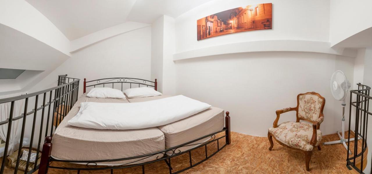 Golden Sheep Apartments Near Charles Bridge