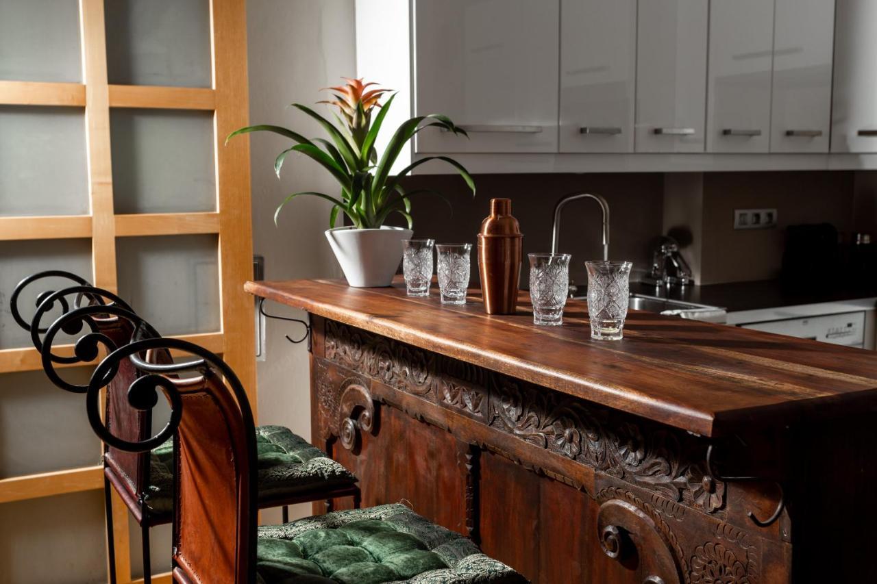 Days - Family Friendly - Super Bright - Old Town Apartment
