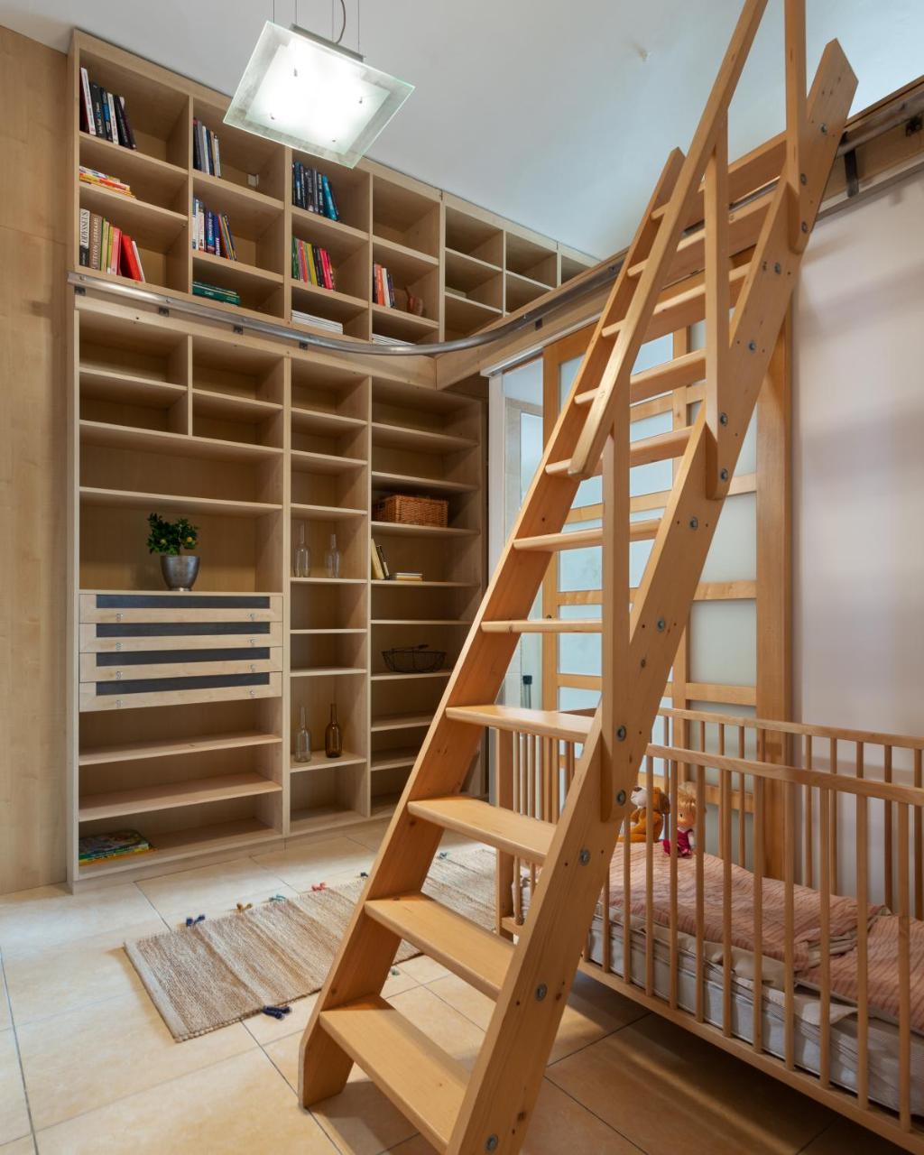 Days - Family Friendly - Super Bright - Old Town Apartment