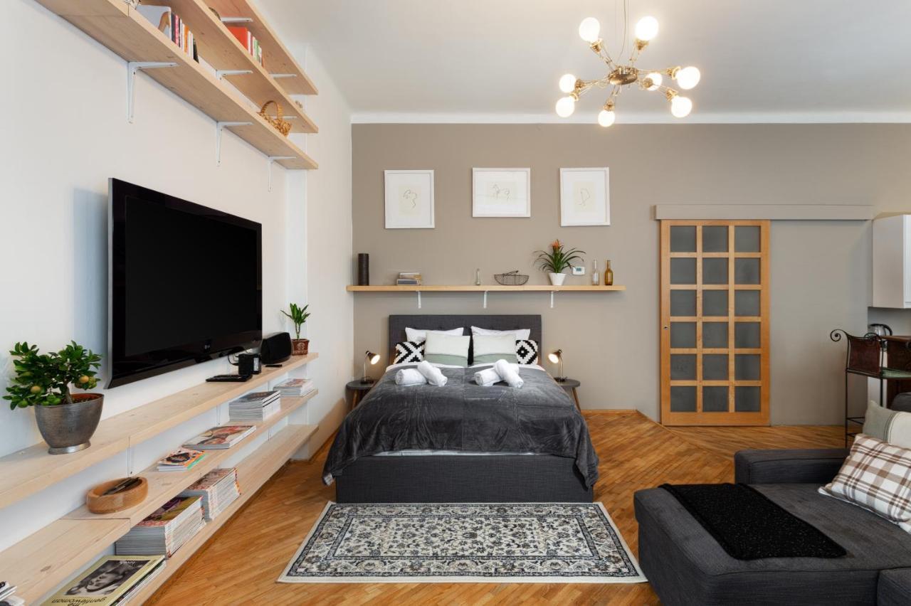 Days - Family Friendly - Super Bright - Old Town Apartment