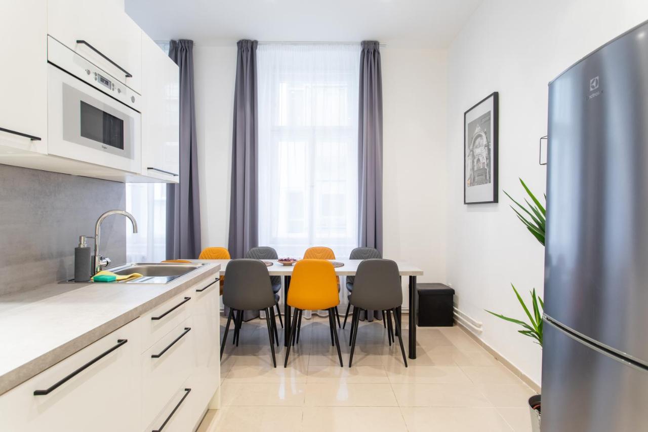 Spacious Near The River Apartment Prag