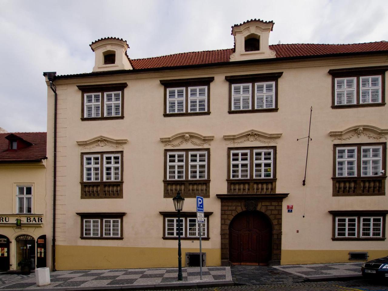 Loretanska By Rentego Apartment Prag