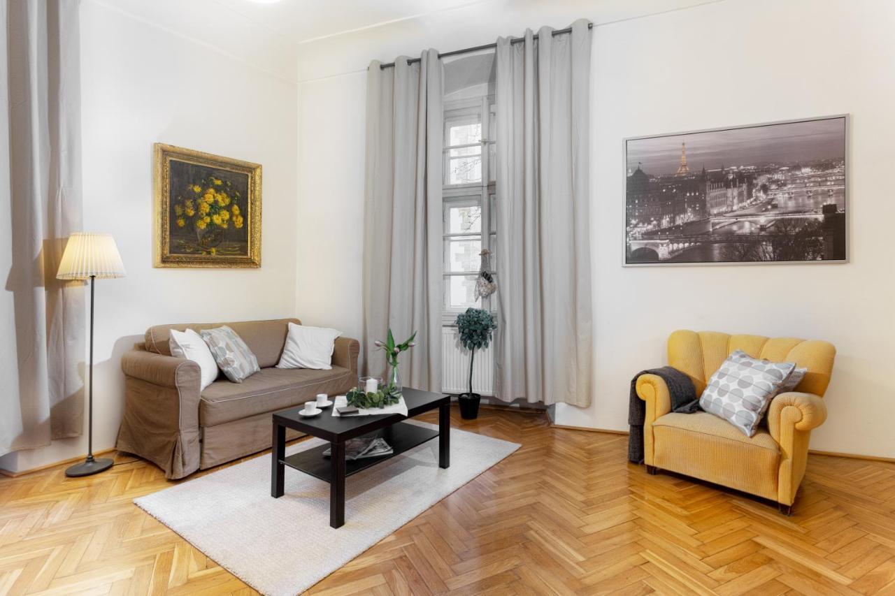 Classy Charles Bridge Apartment Prag
