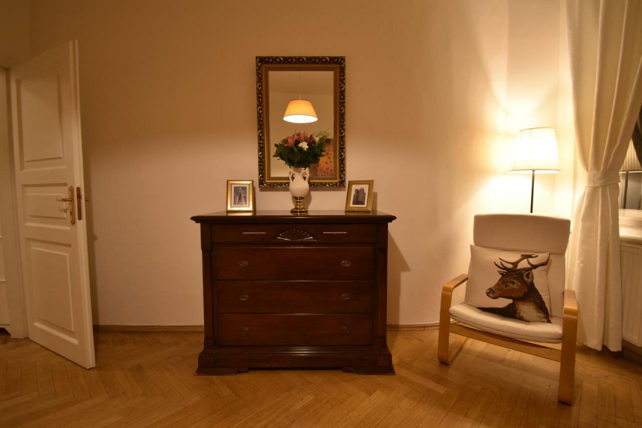 Cozy Flat By The Astronomical Clock Lägenhet