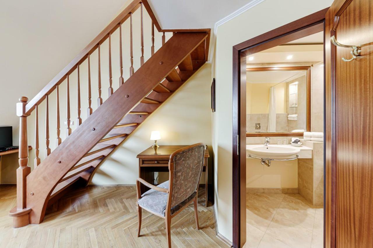 Louren Hotel