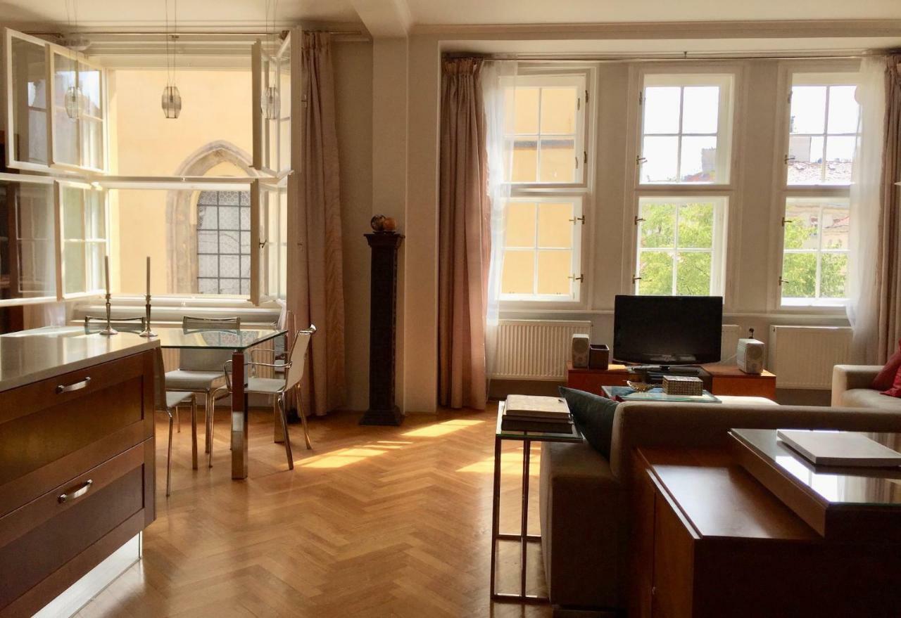 Spacious Elegance In The Heart Of Old Town *