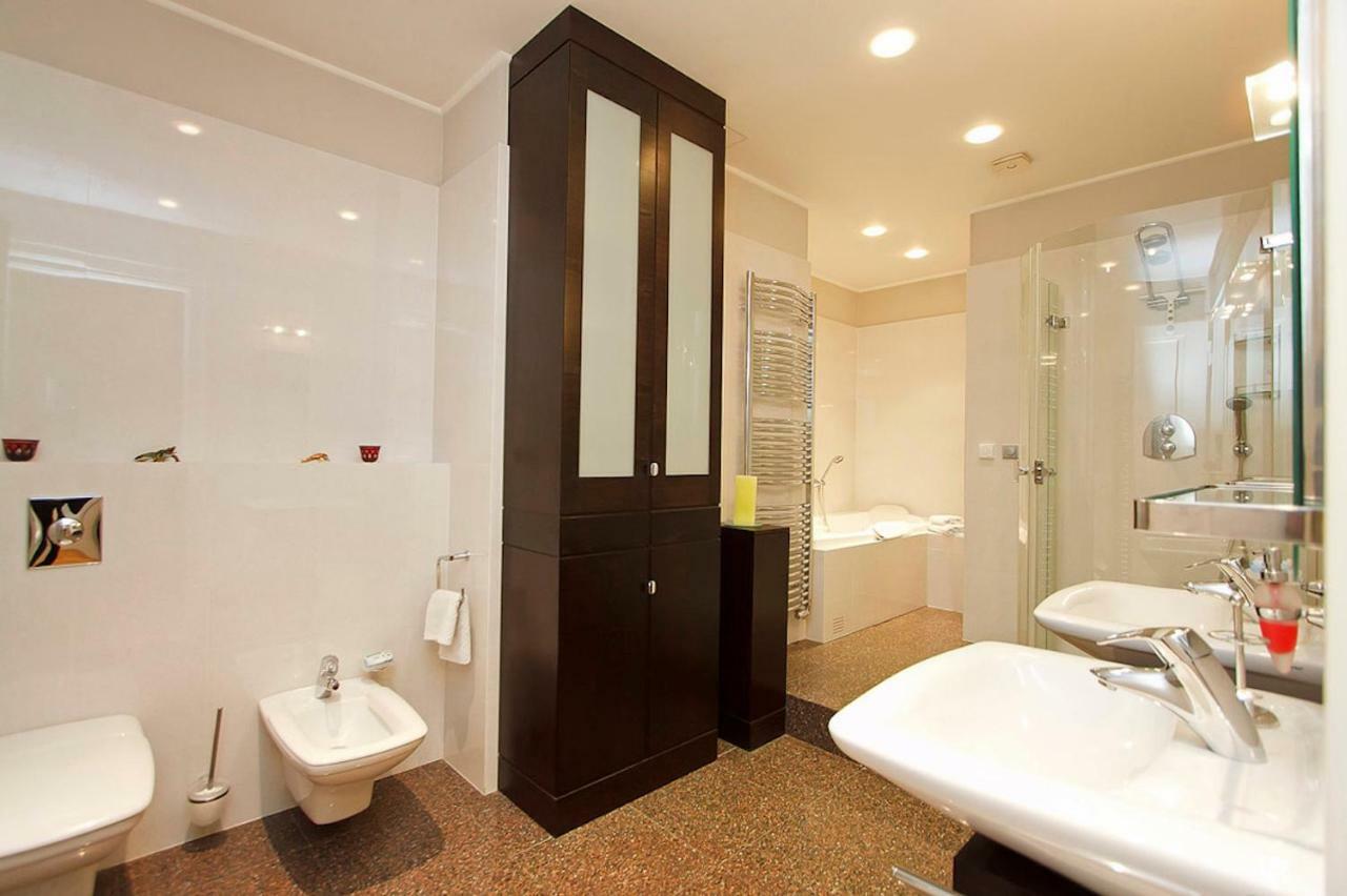 Spacious Elegance In The Heart Of Old Town Lejlighed