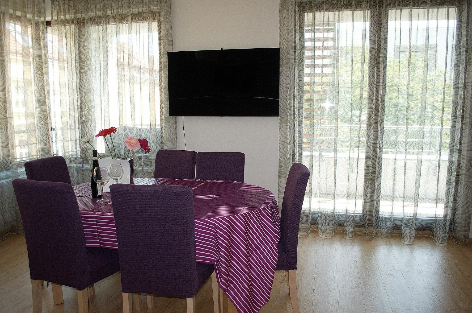 Bright Spacious Apartment *