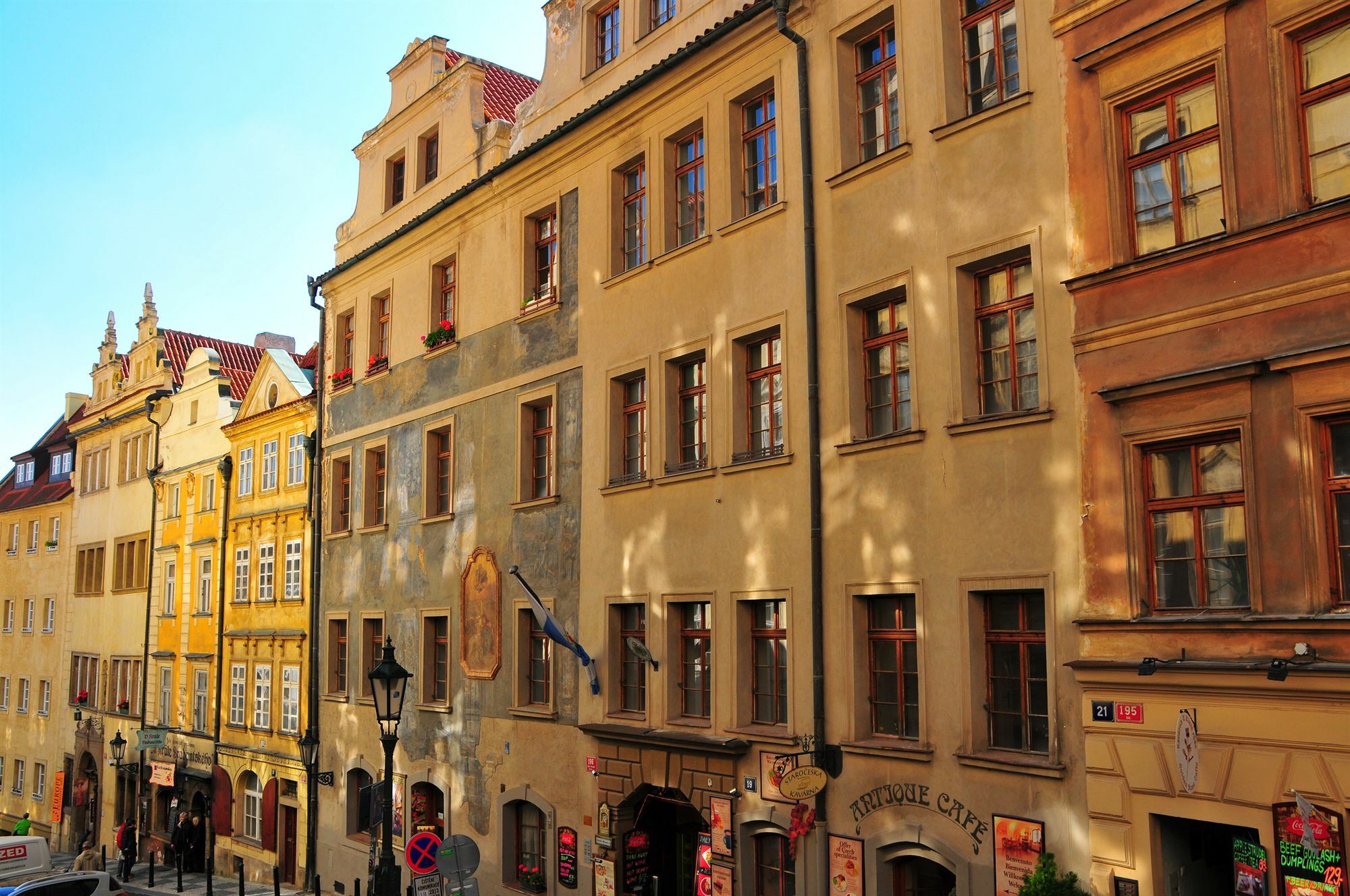 Thunovska Apartment *
