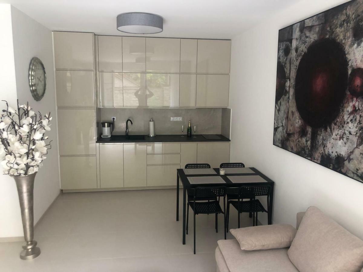 Luxury With Private Garden Apartmán