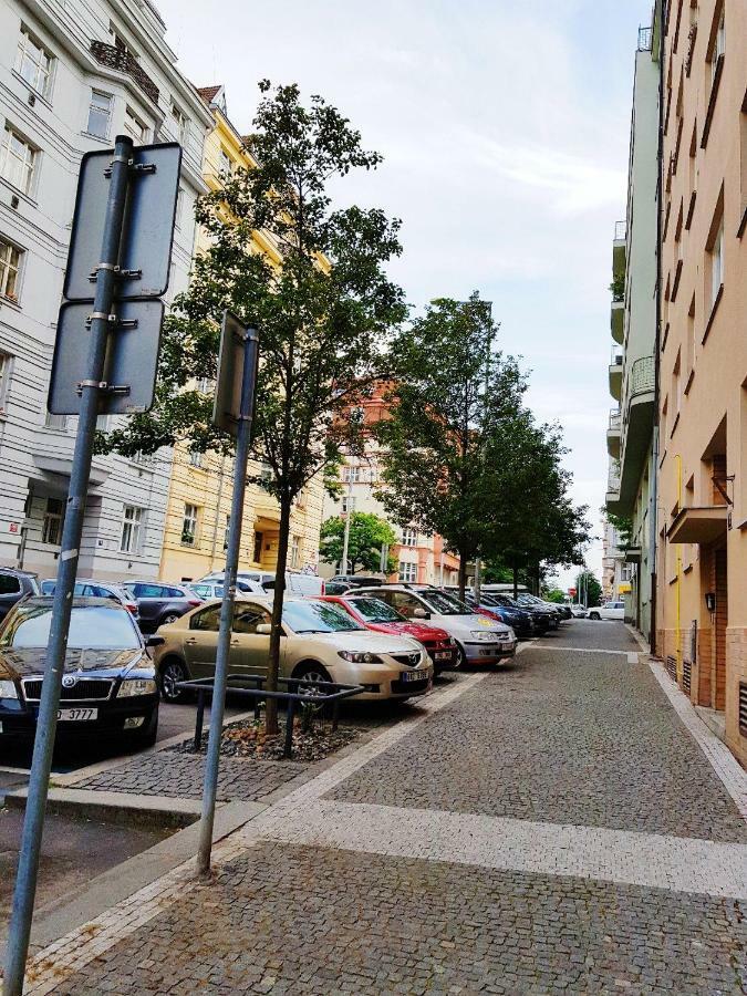 Apartment Yellow Few Steps From Metro