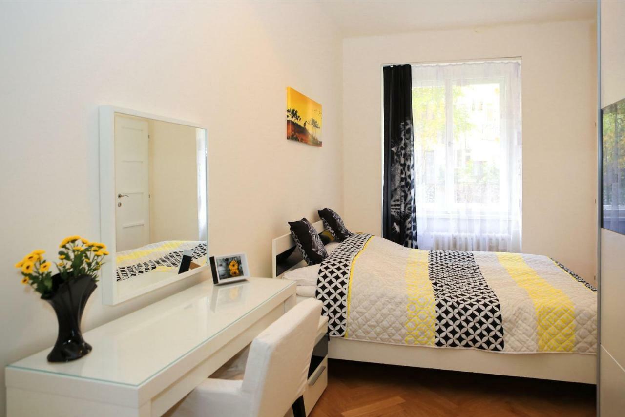 Apartment Yellow Few Steps From Metro Prague
