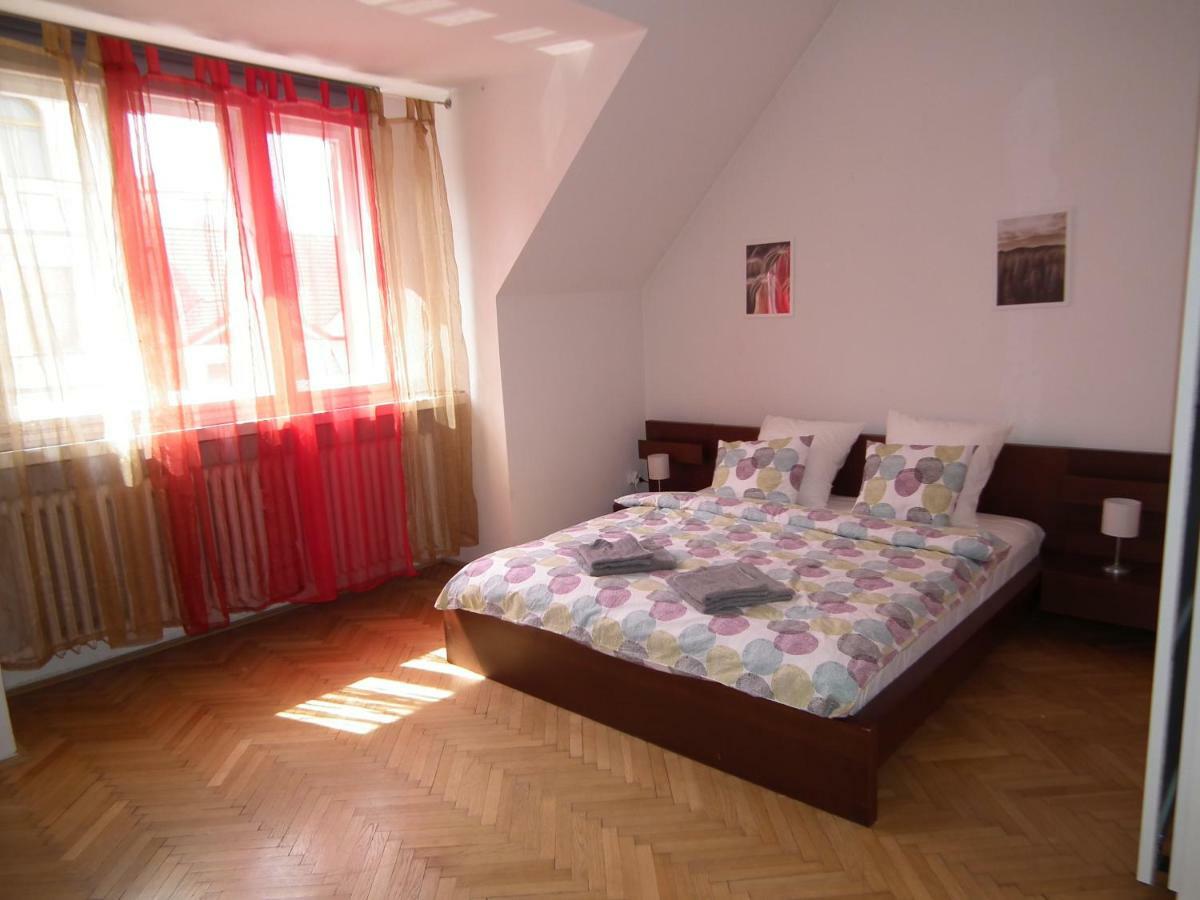 Old Town Spacious Apartment Prag
