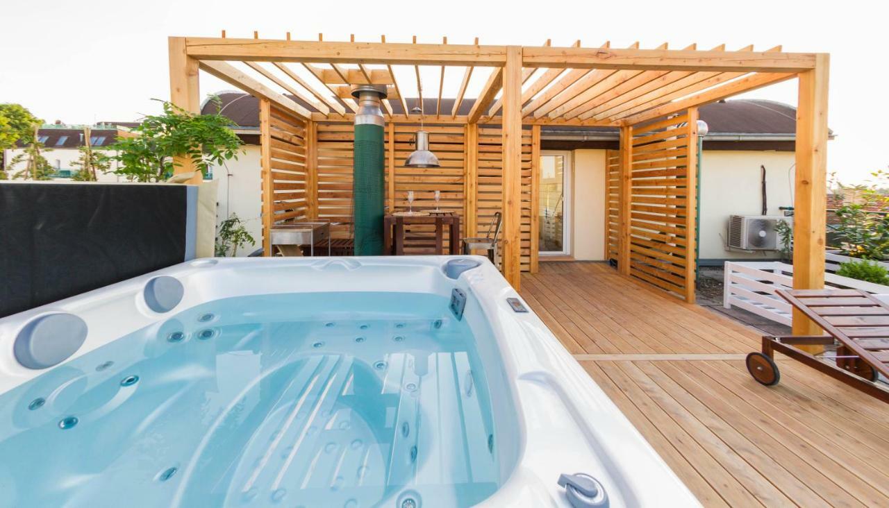Romantic With Jacuzzi Lägenhet