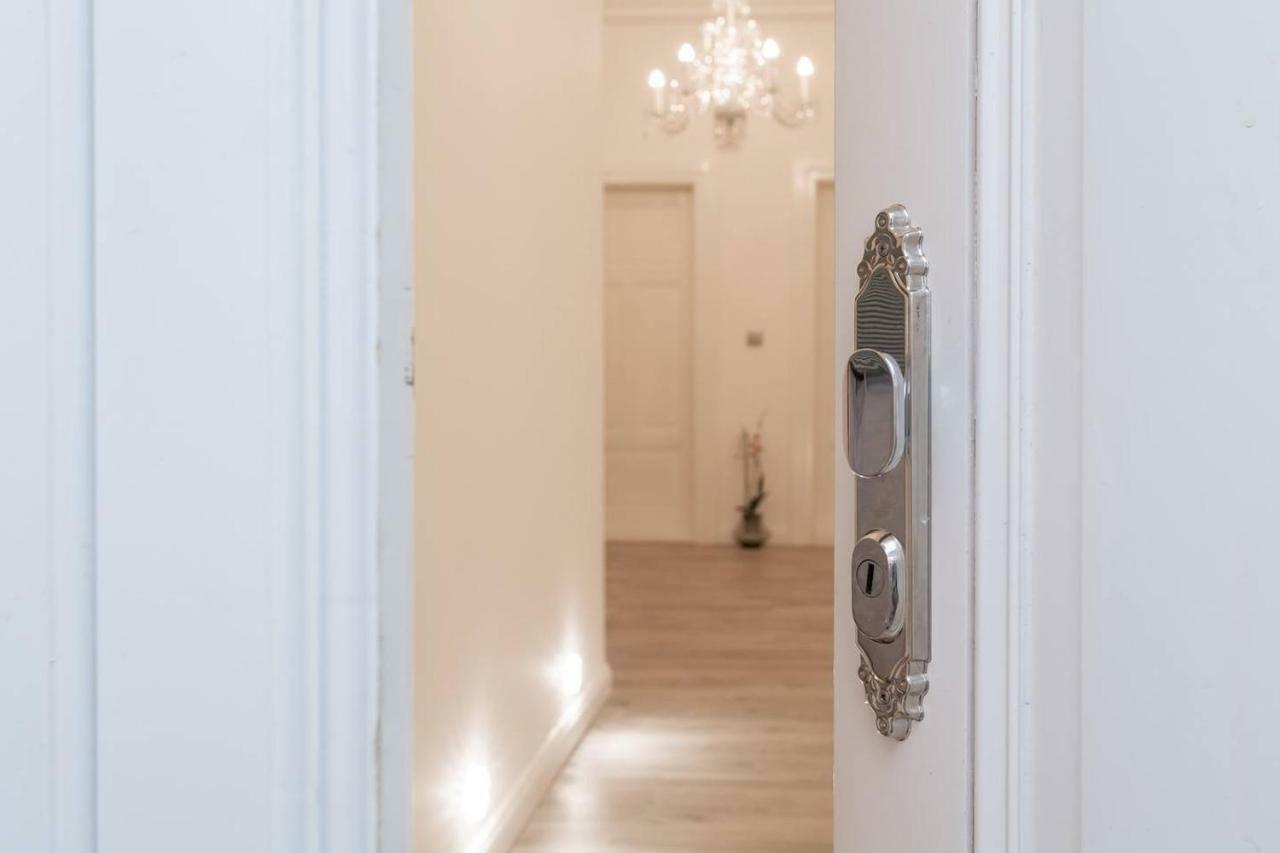 Wenceslas Square / Main Station - New Studio***** *