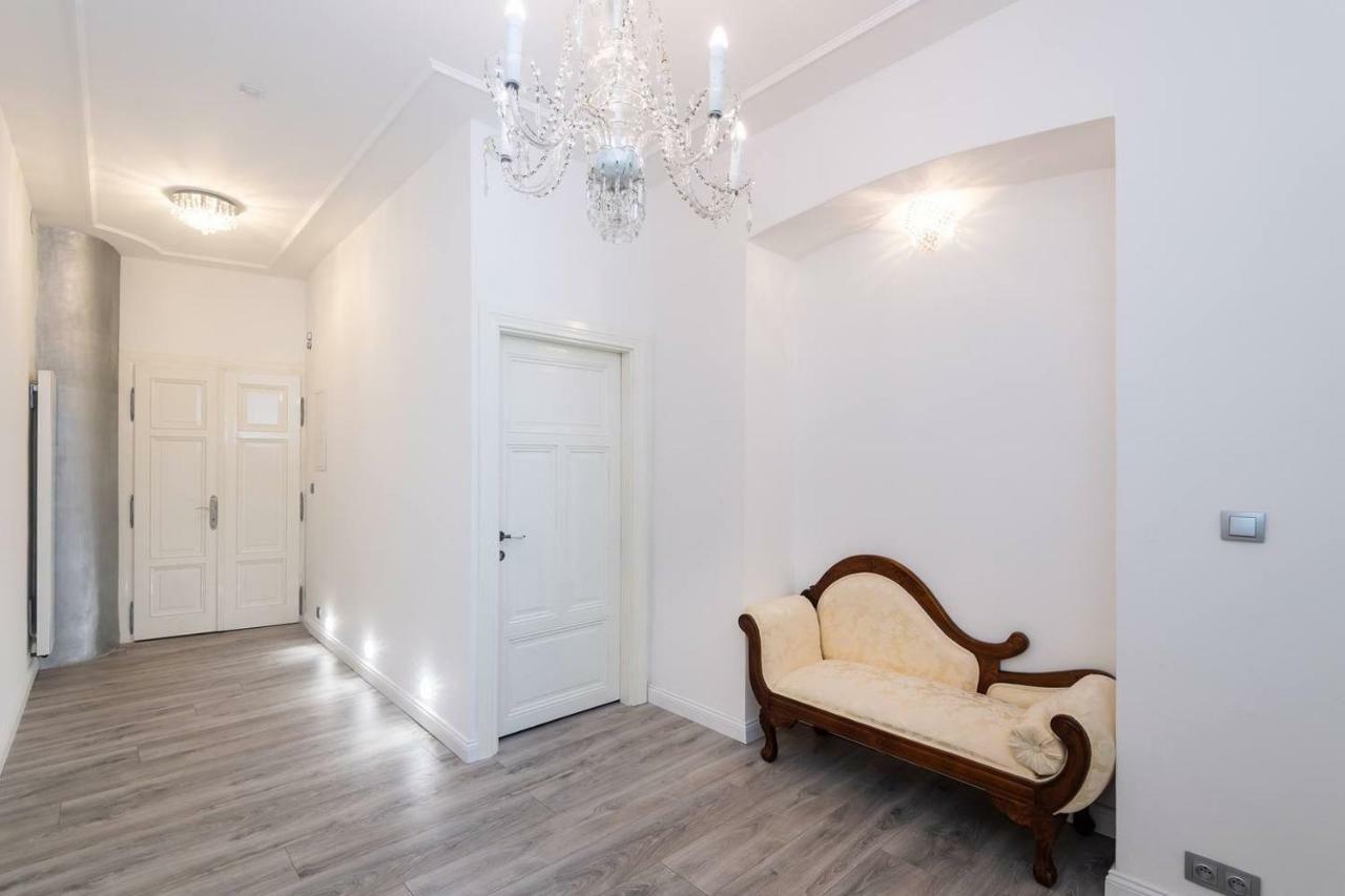 Wenceslas Square / Main Station - New Studio***** Praha