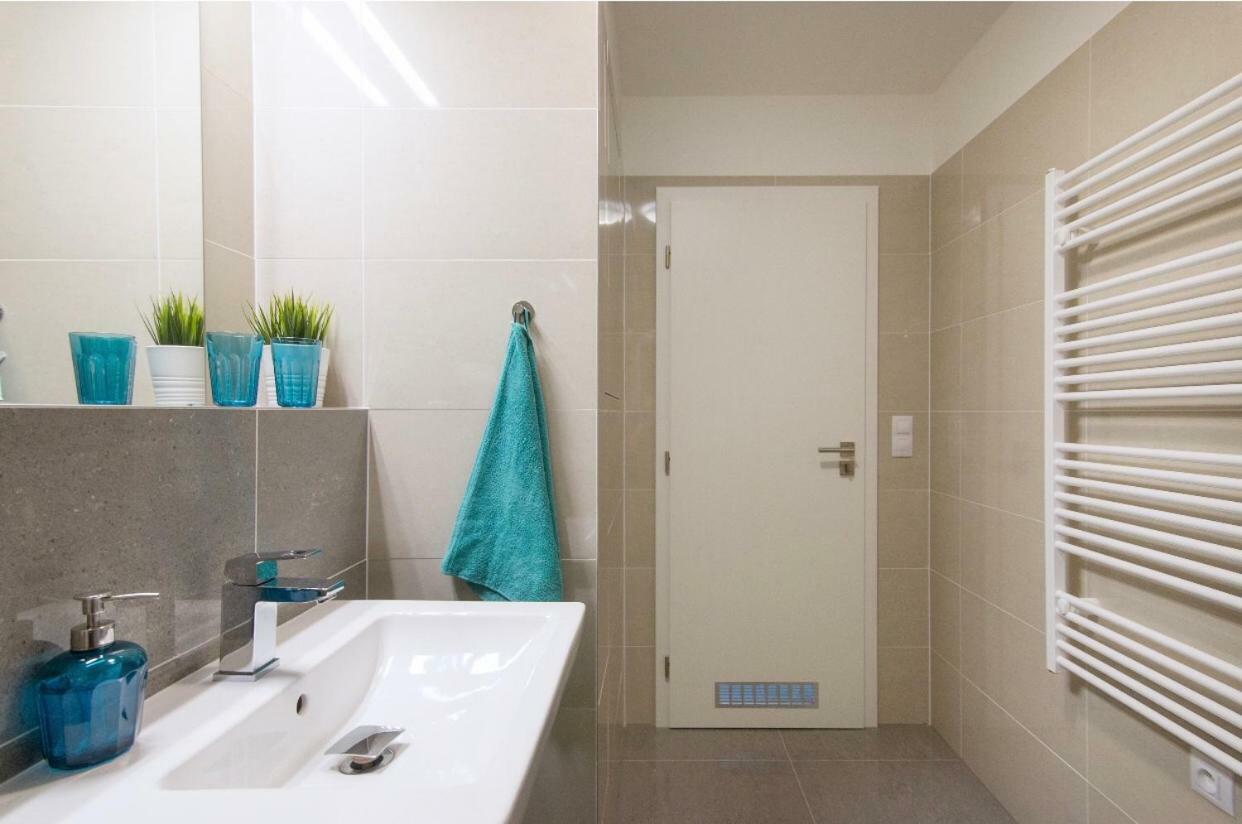 Free Parking In Garage Karolina Plazza, New Cosy With Need Apartmán *