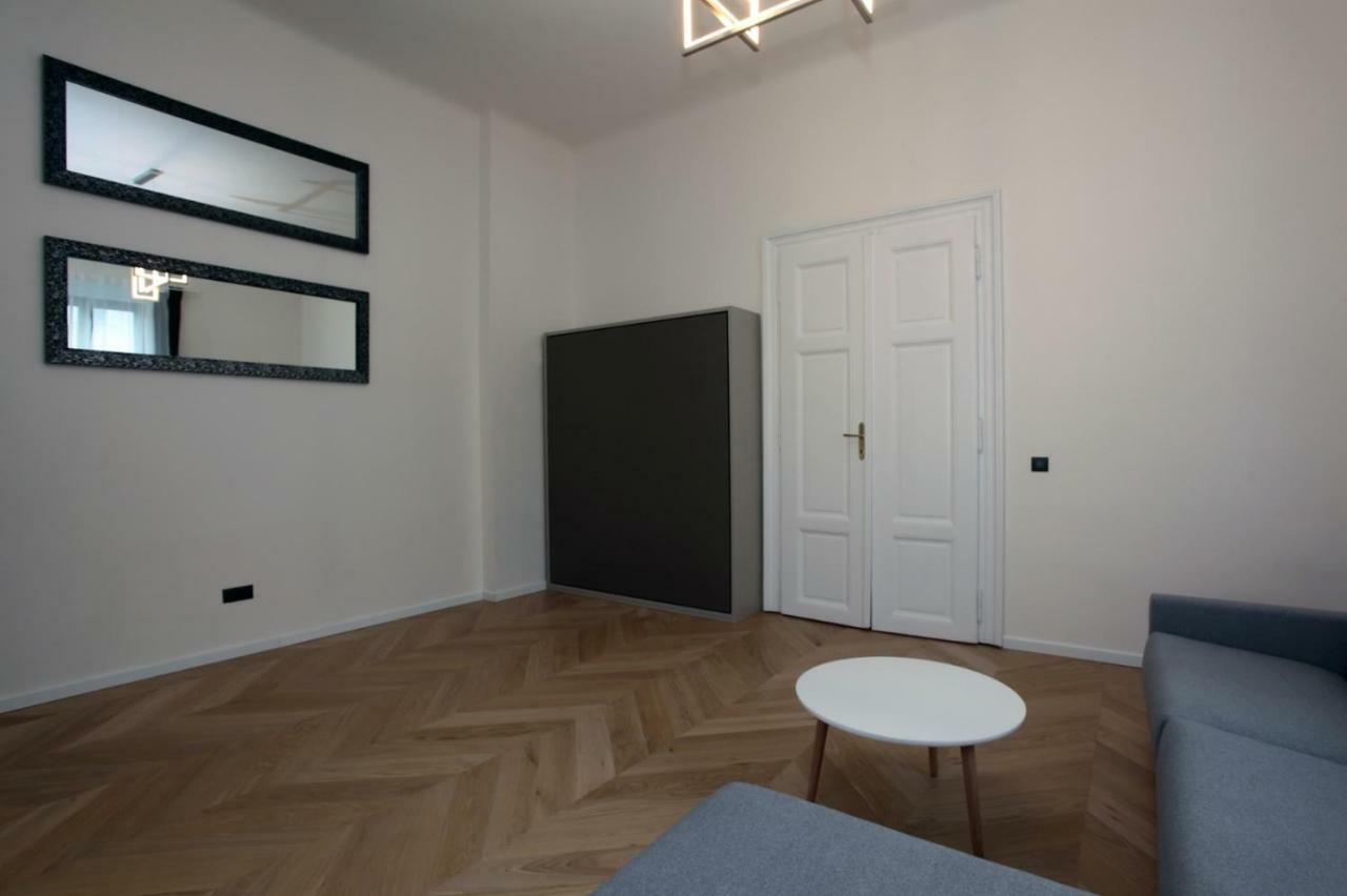 The House - Mezibranska Apartment *