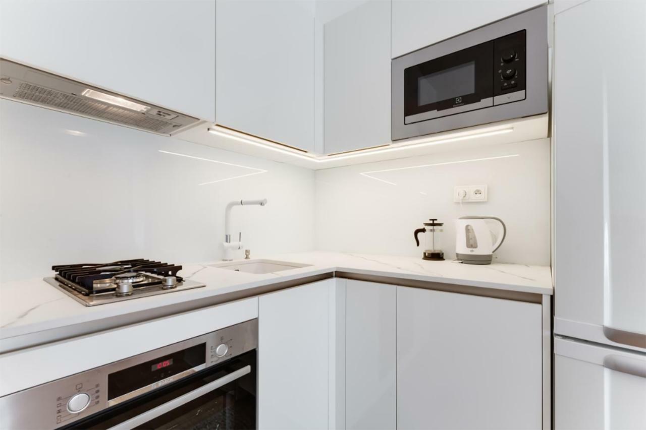 The Dancing House Residence, Two Bedroom With Balcony Near River! Lägenhet
