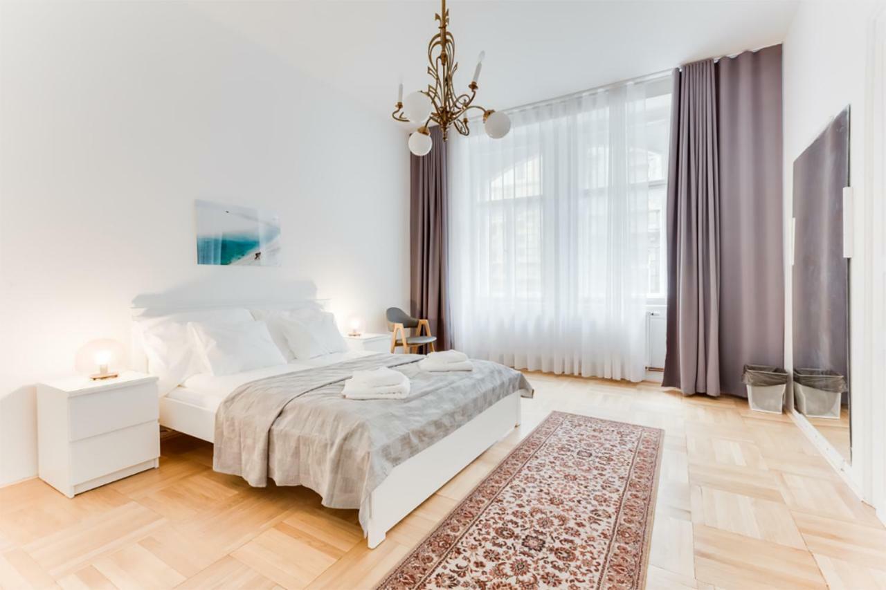 Lägenhet The Dancing House Residence, Two Bedroom With Balcony Near River! Prag