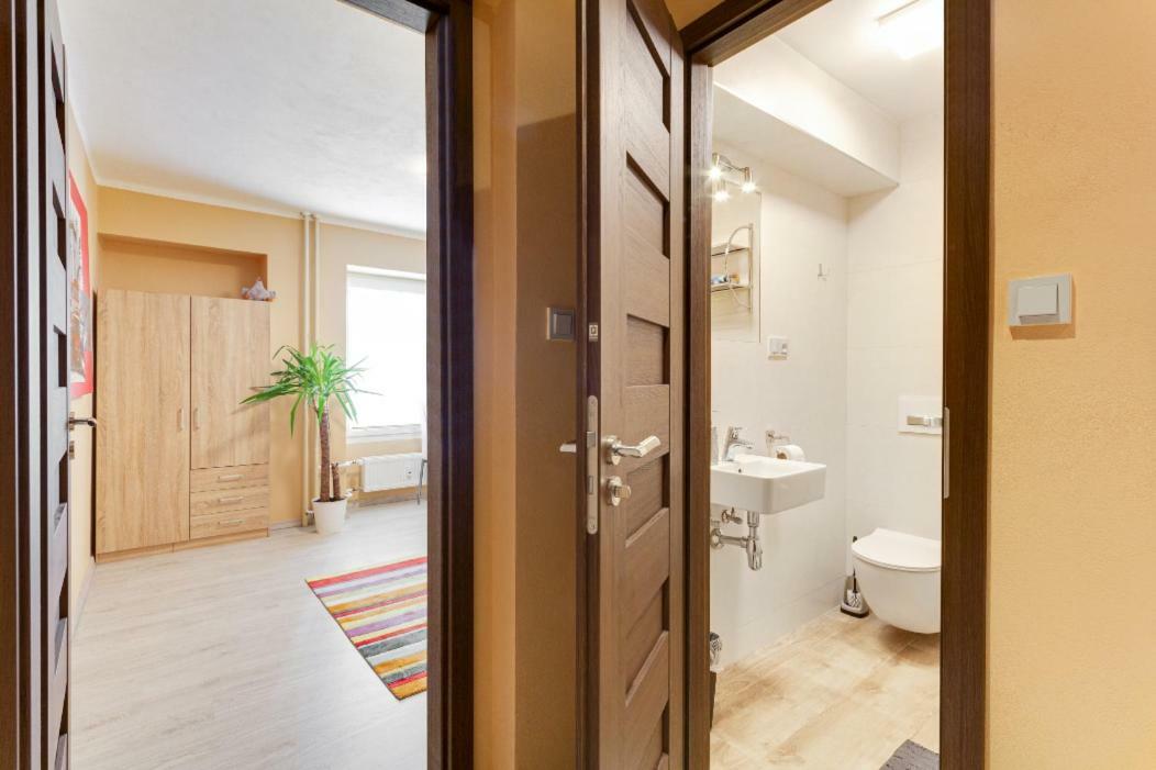 Cozy At Metro Station, Private Bathroom, 9minutes Oldtown, 15minutes Airport, Wifi Prague