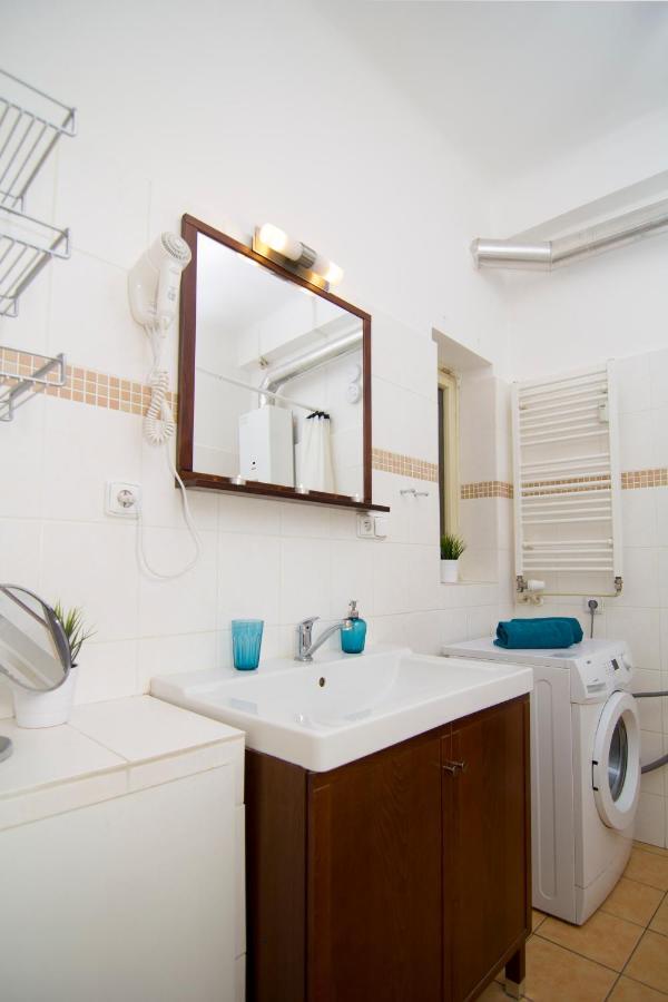 With 2 Bathrooms Lägenhet