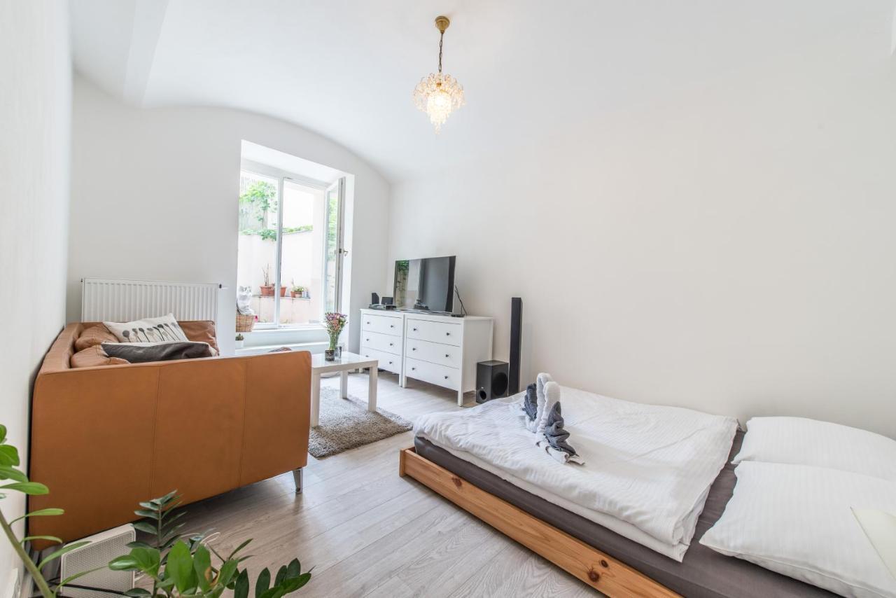 Quiet In The Center With Own Terrace Apartment *