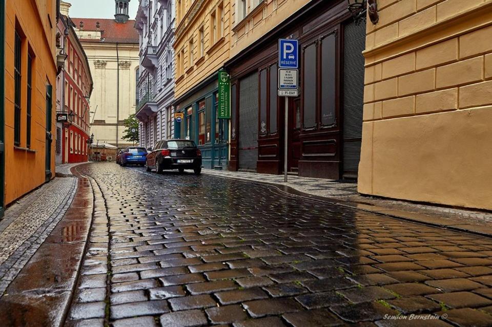 Near The Charles Bridge Apartment Prag