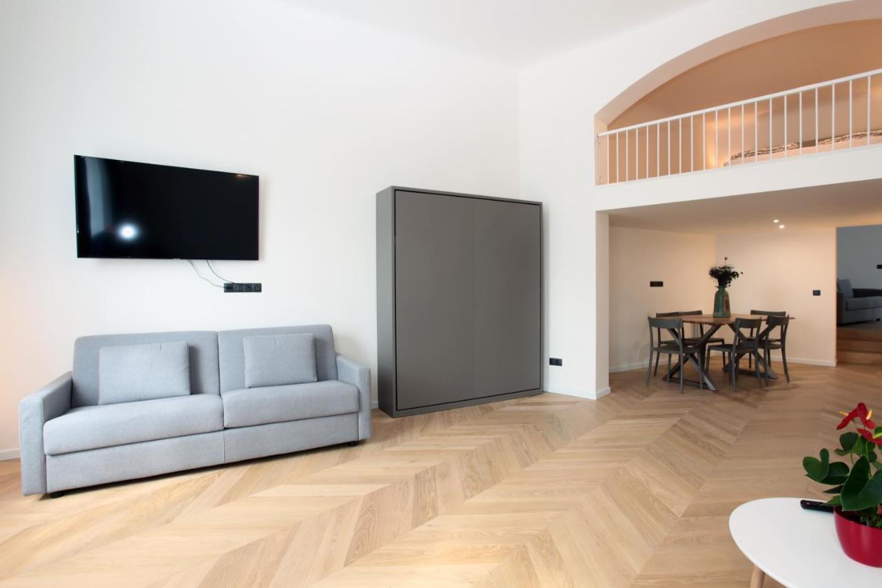 The House - Mezibranska