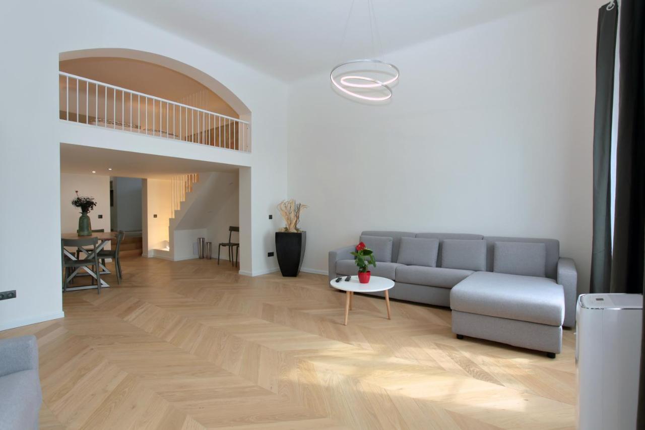 The House - Mezibranska
