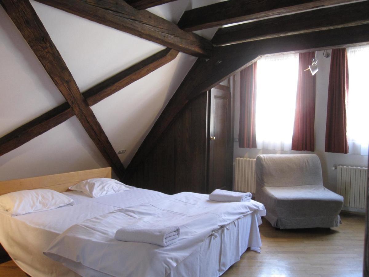 Thunovska Apartment