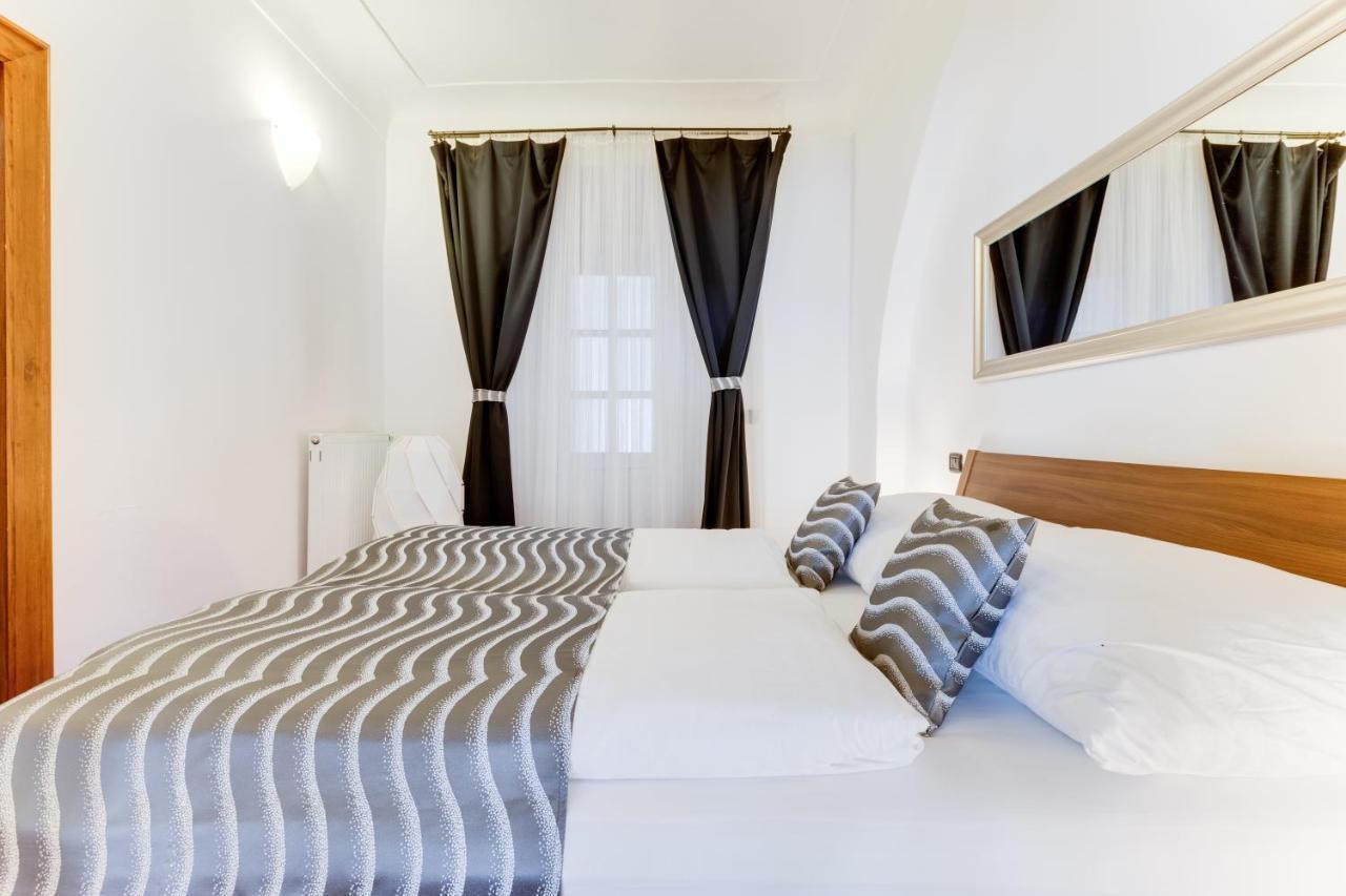 Charles Bridge Royal - Castle District Apartment