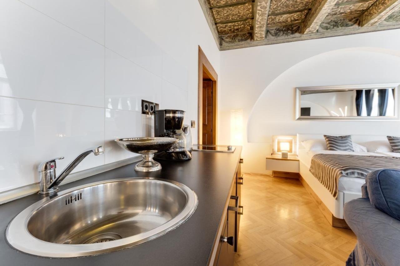 Charles Bridge Royal - Castle District Apartment