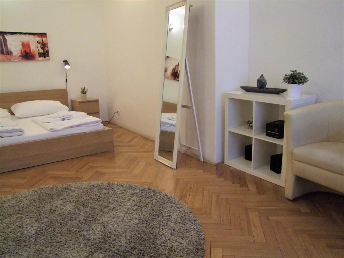 Wenceslas Square By Otsa Apartment