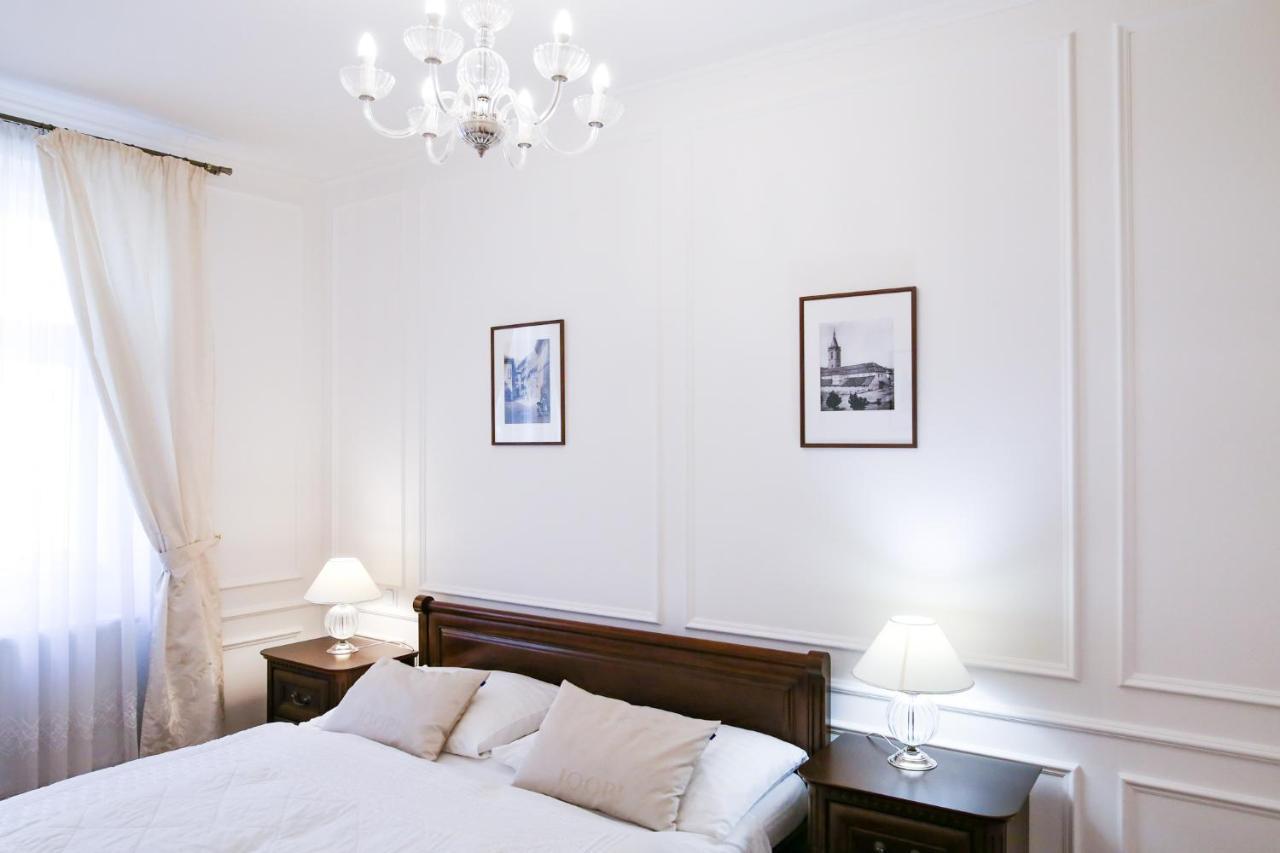 White & Gray Lejlighed