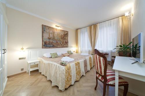 Louren - The Bridge Inn Aparthotel