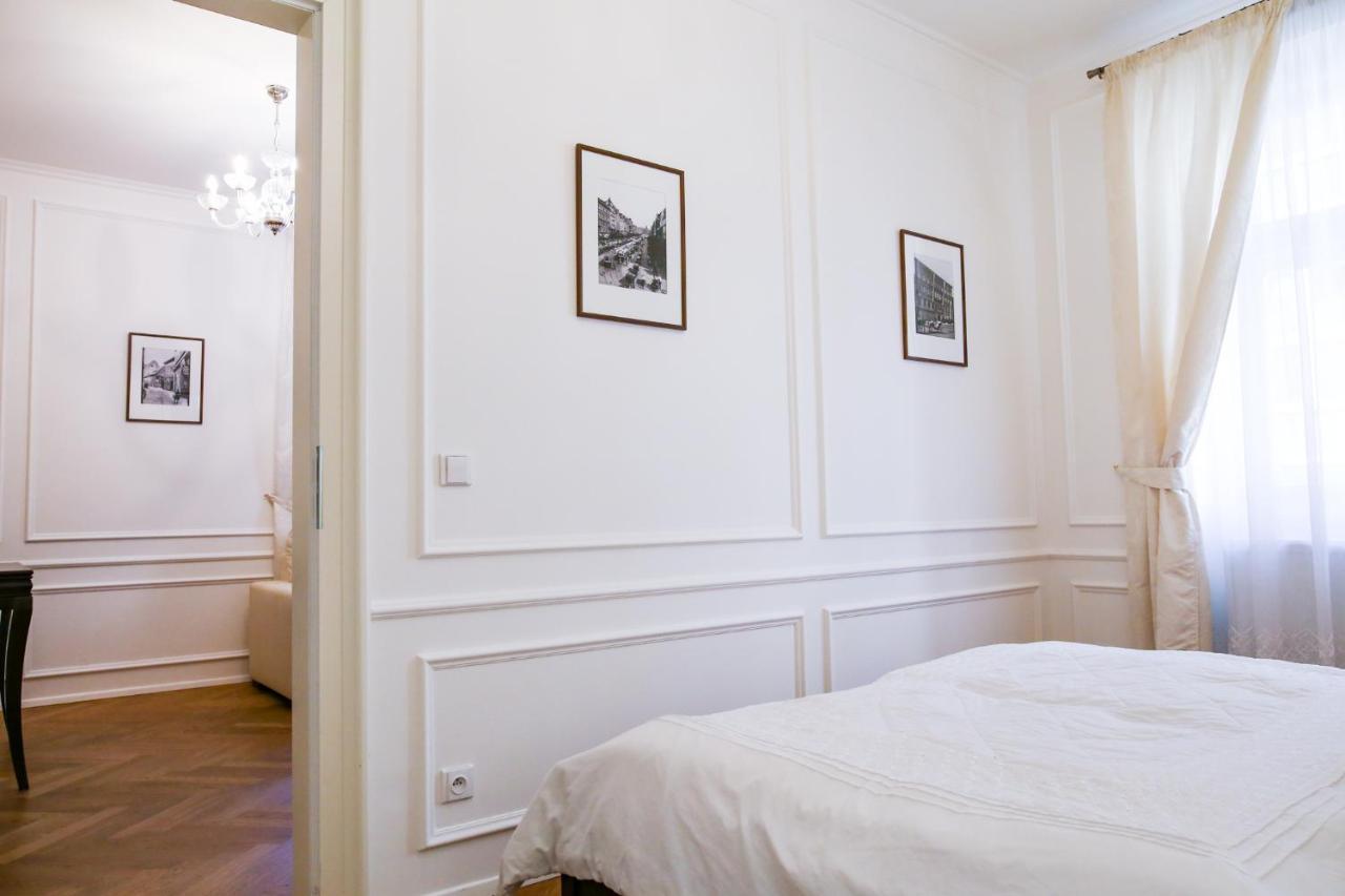 White & Gray Prag