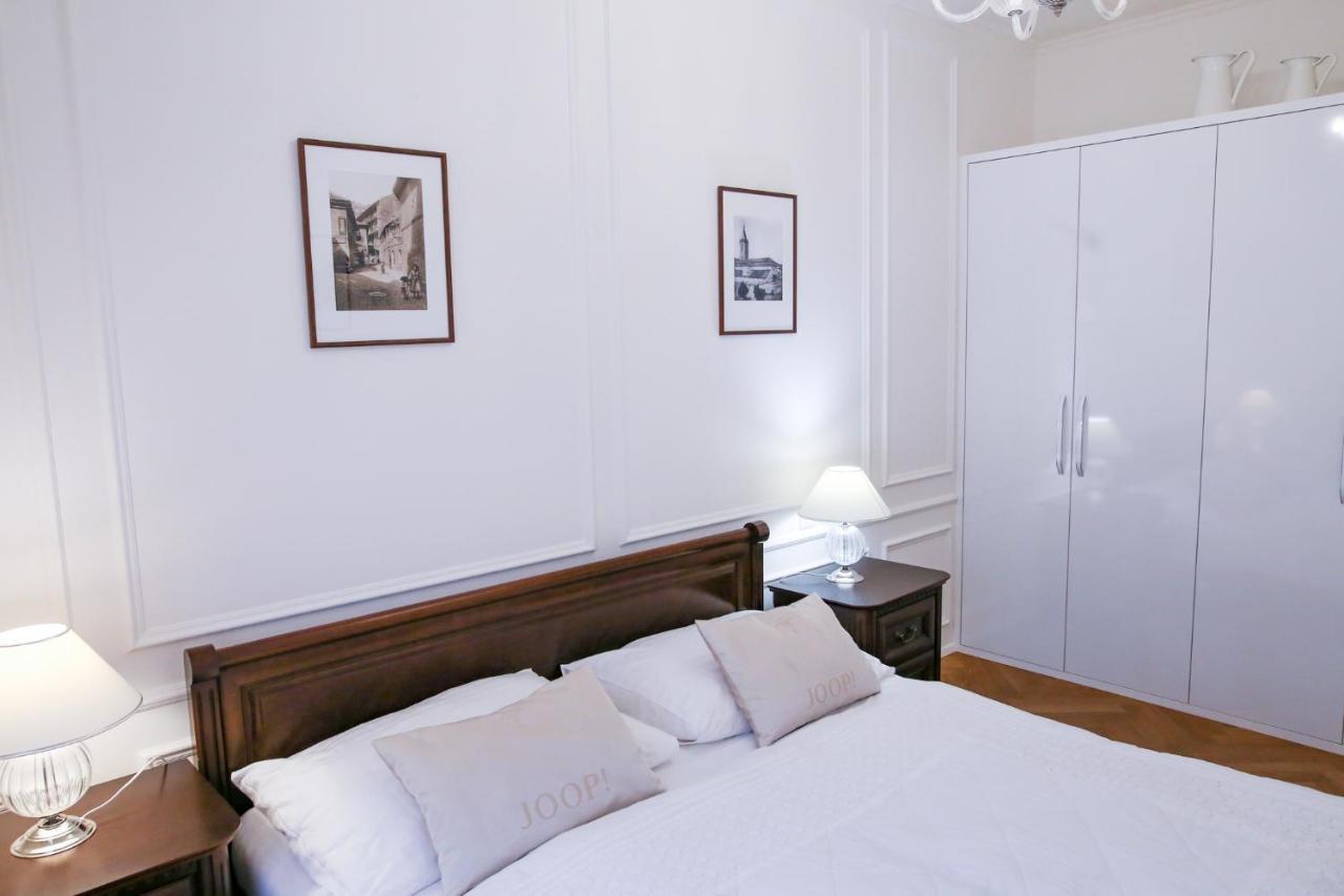 White & Gray * Prag