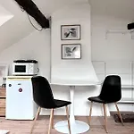 Loft Apartment Close To Metro Palmovka
