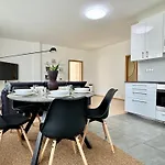 96M2 Designer Apartment, Free Garage Parking