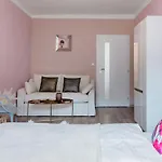 Pastel Art Deco 3Bdr Ruterra Apt