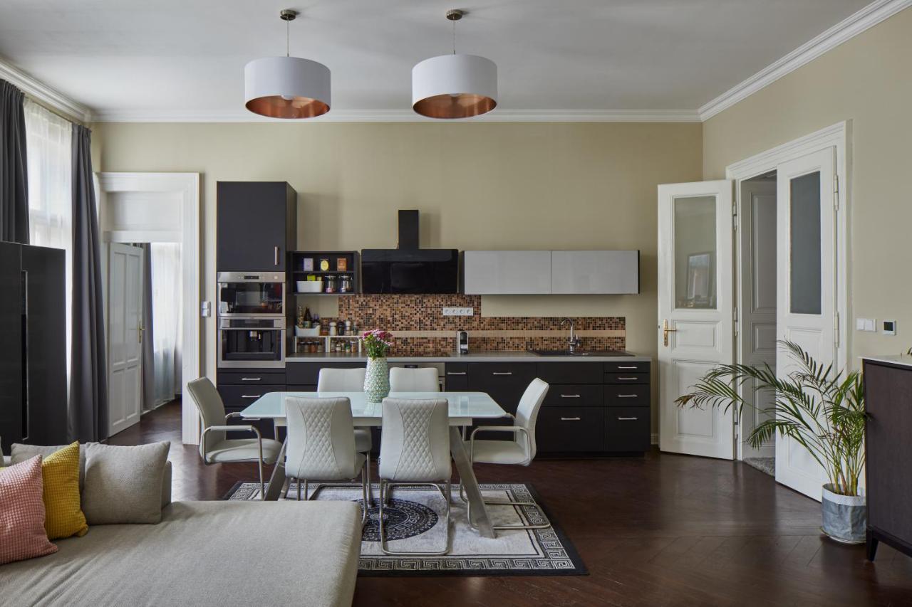 Homey In Lesser Town By Days Apartment