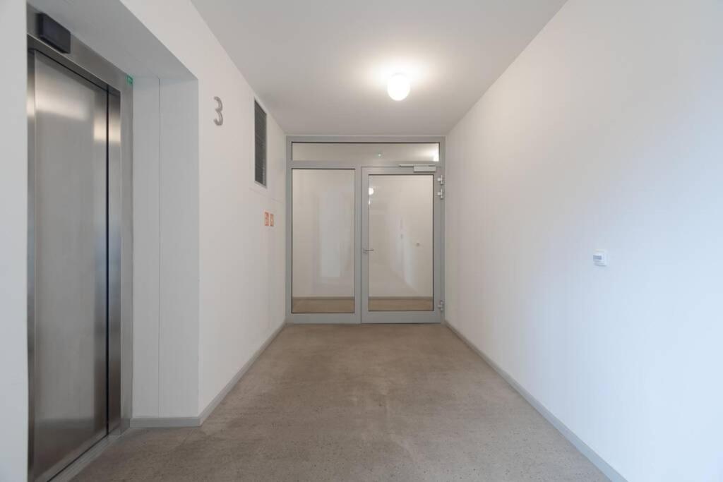 Bright Studio, 10min To The Centre, Free Parking Apartment Prag