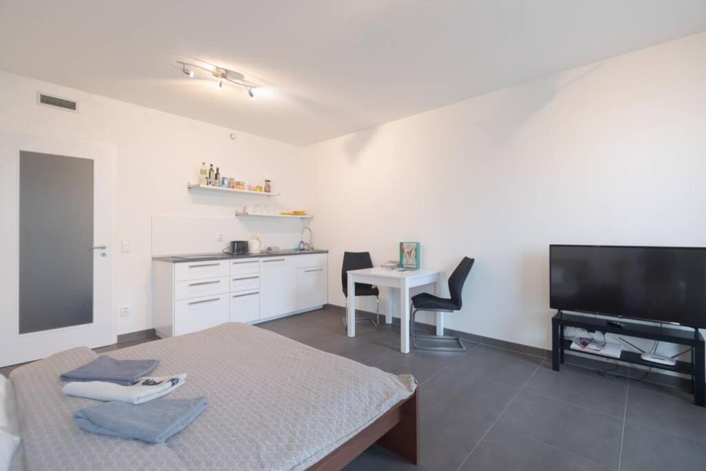 Bright Studio, 10min To The Centre, Free Parking Apartment Prag