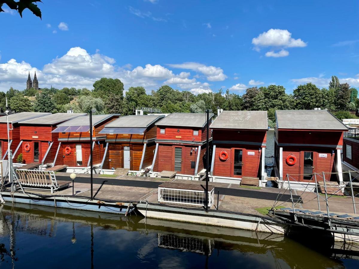 Houseboat Ginger