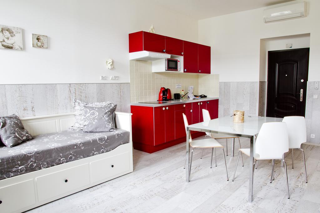 Royal Court Legerova 3*