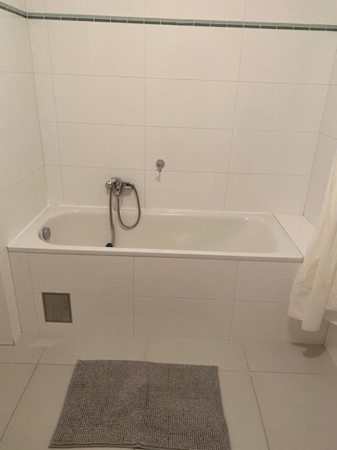 Large 3 Bedroom Family With Balcony Lägenhet