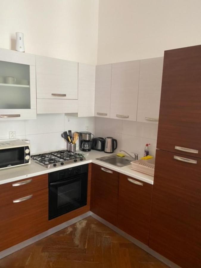 Large 3 Bedroom Family With Balcony *