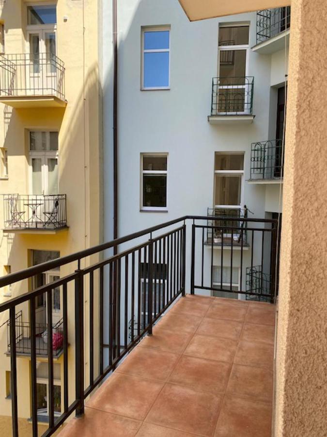 Large 3 Bedroom Family With Balcony *